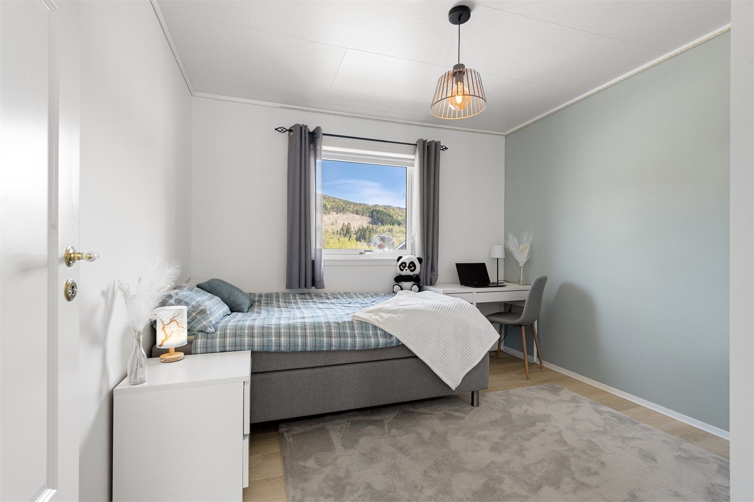 Boligen har totalt fire soverom, som gir god plass og fleksibilitet for hele familien.