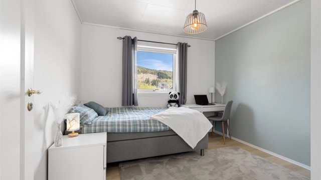 Boligen har totalt fire soverom, som gir god plass og fleksibilitet for hele familien.