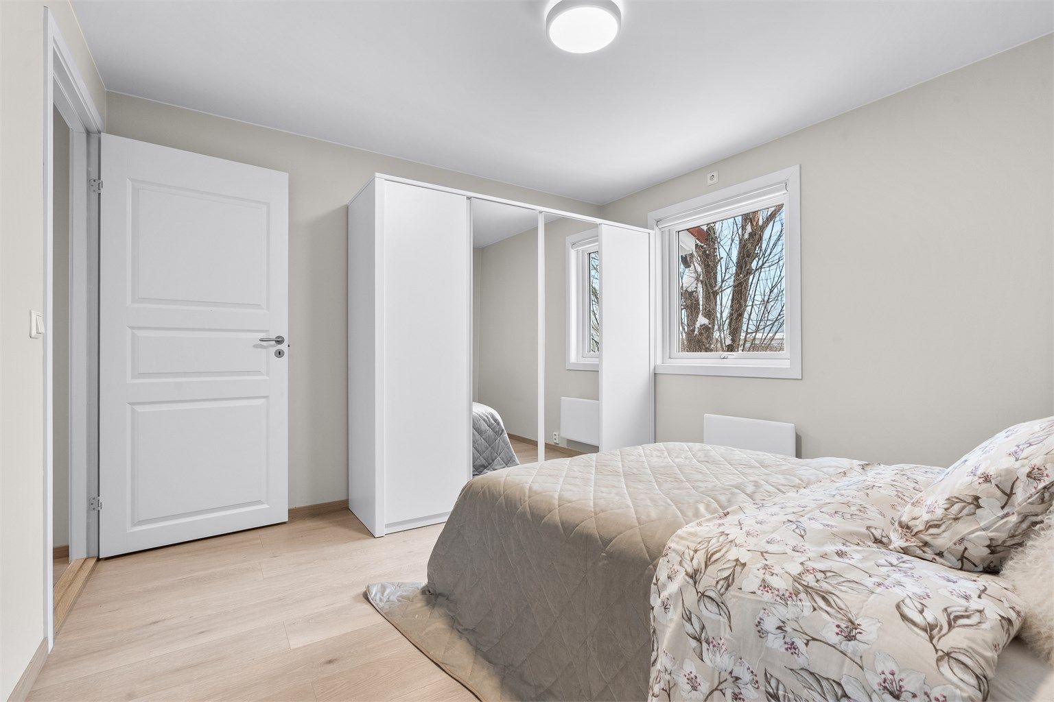 Soverom - skyvedørsgarderobe med speil medfølger - vindu orienter mot øst