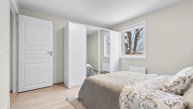 Soverom - skyvedørsgarderobe med speil medfølger - vindu orienter mot øst