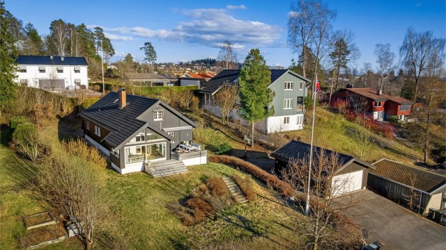 Hverdagslogistikken er enkel. Barna har en trygg og kort skolevei til fots til populære Eiksmarka skole, og det er flere barnehager i umiddelbar nærhet