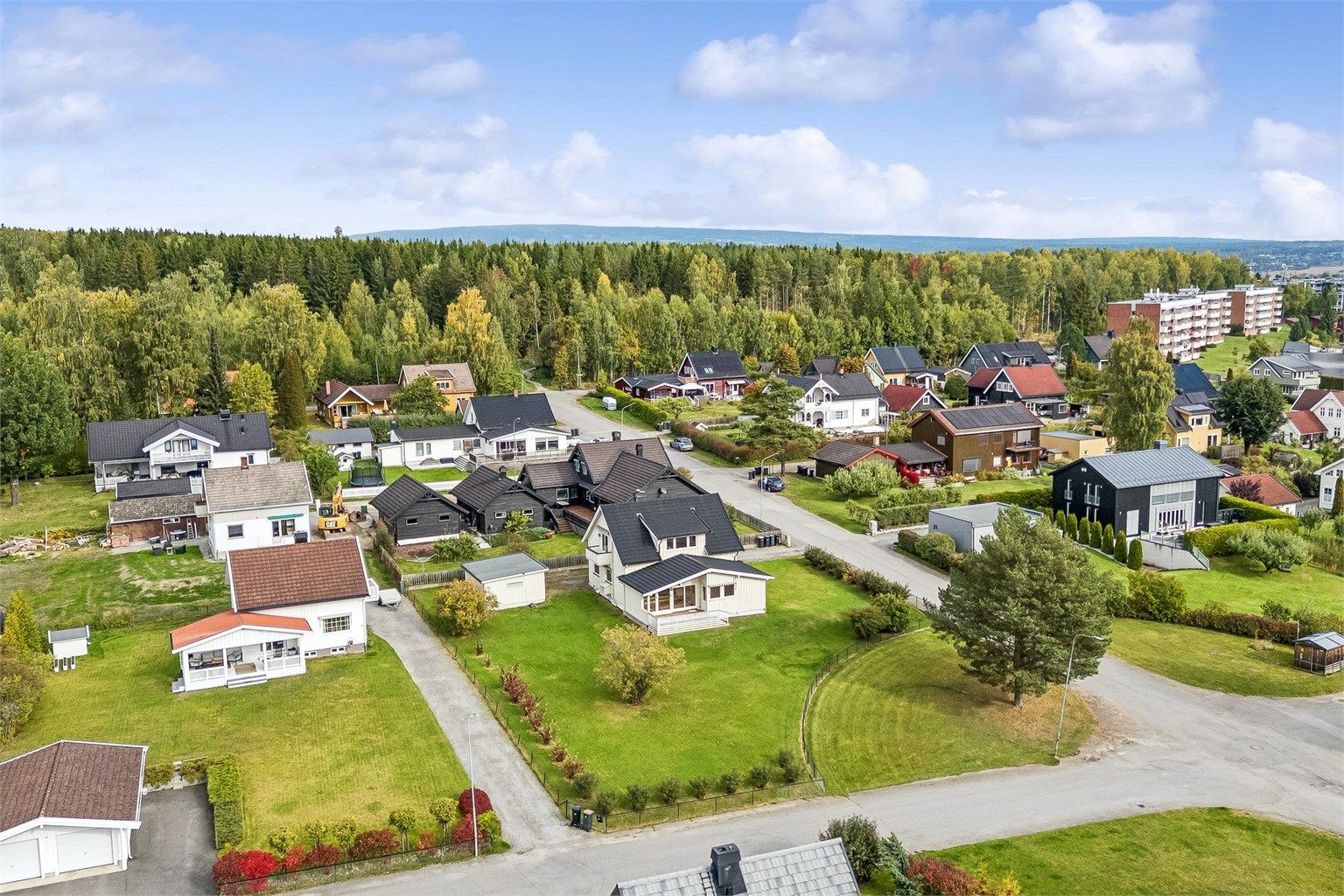 Området er svært barnevennlig med flere lekeplasser, uten særlig gjennomgangstrafikk og med gangavstand til både barnehager, skoler og KIWI matbutikk.
