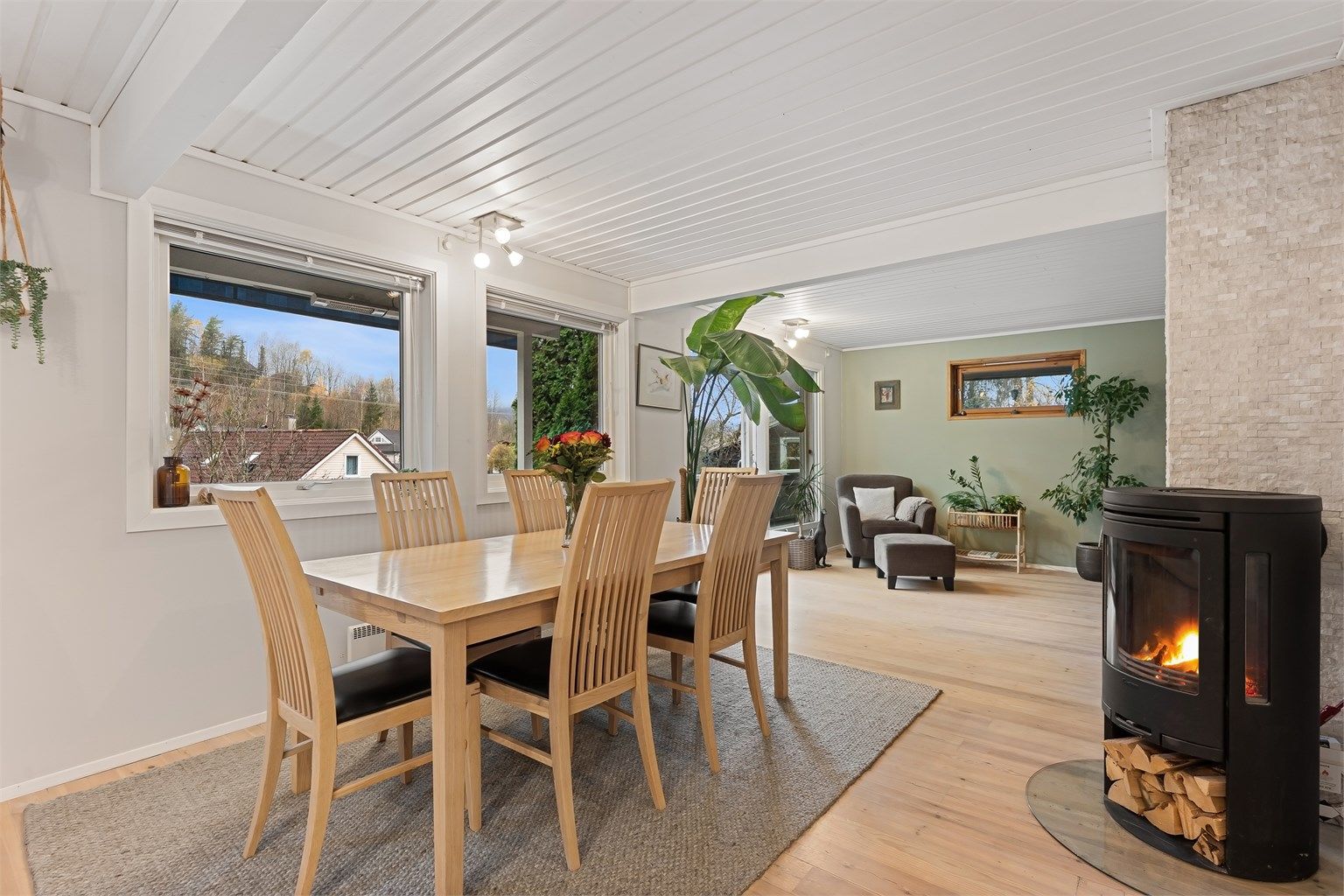 De aller fleste vinduene ble skiftet ut i 2016 og 2021 med 3-lags glass. Entrédør og terrasse skyvedør ble skiftet i 2021