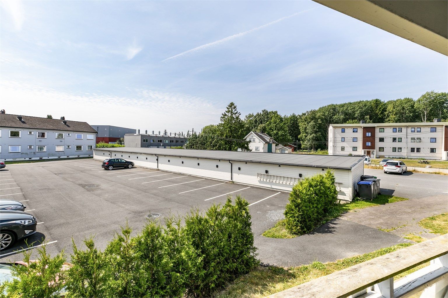 Leiligheten har en attraktiv plassering internt i borettslaget, uten nærstående boligbebyggelse i sør og derav lite innsyn.