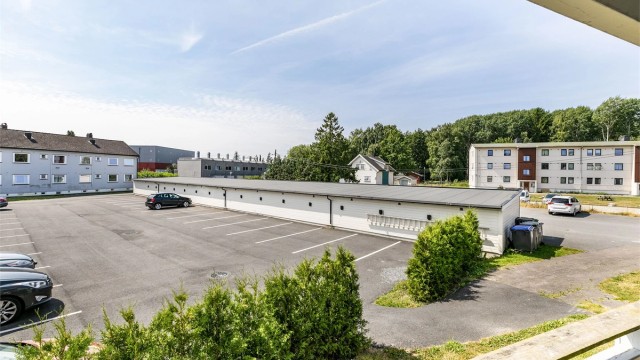 Leiligheten har en attraktiv plassering internt i borettslaget, uten nærstående boligbebyggelse i sør og derav lite innsyn.