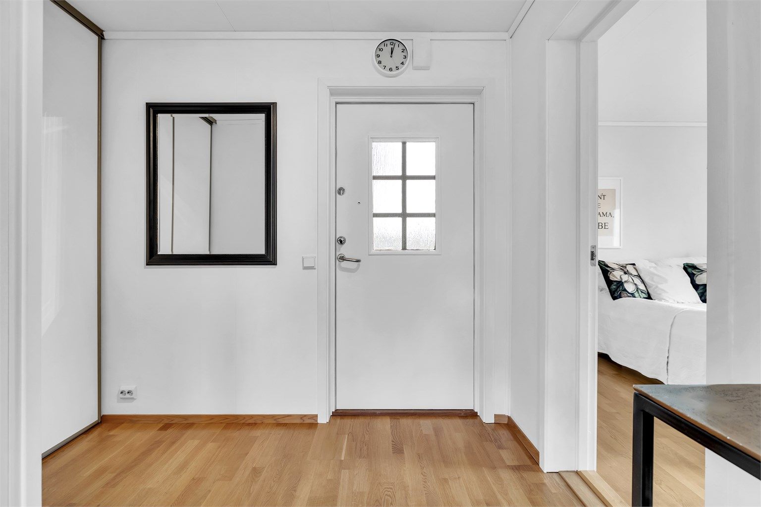 Velkommen inn - Leiligheten har en lys entré hvor det er god plass til å sette fra seg sko og henge fra seg yttertøy.