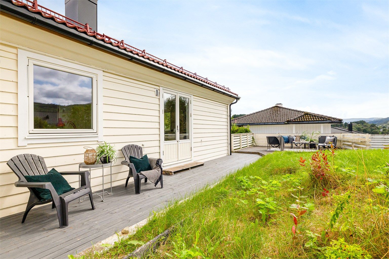 Boligen ligger i et attraktivt og barnevennlig boligområde sentralt på Flaktveit. Her bor man i rolige omgivelser med kort avstand til alt man trenger i hverdagen. (Foto: Stian Inderhaug)