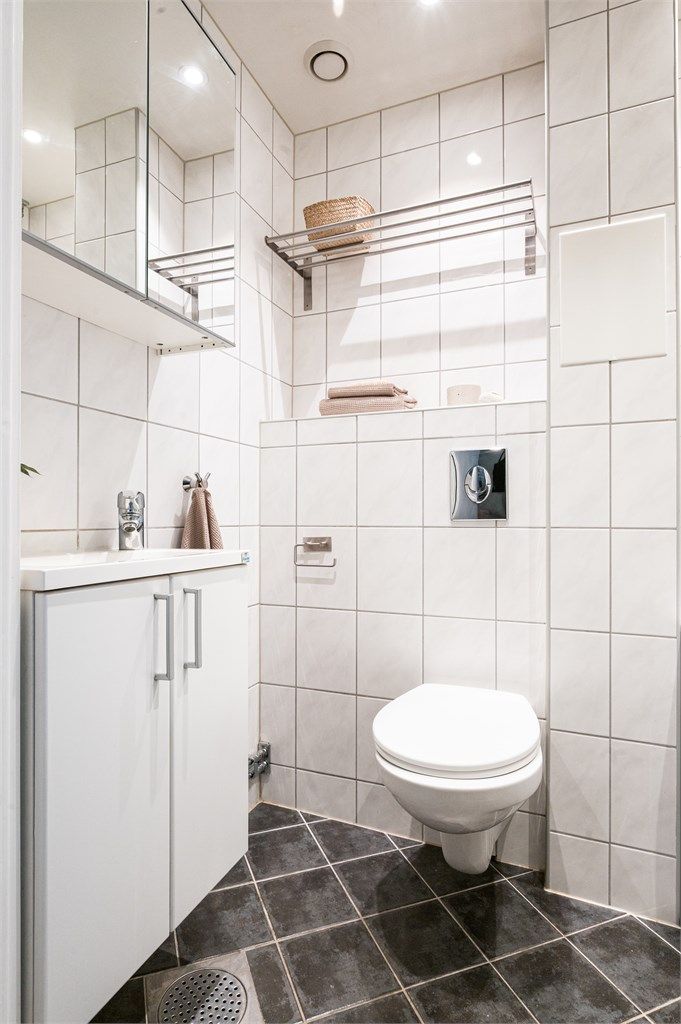 Her finner du varme i flisene på gulvet, flotte flislagte vegger, og downlights i himlingen som gir et stilfullt preg.
