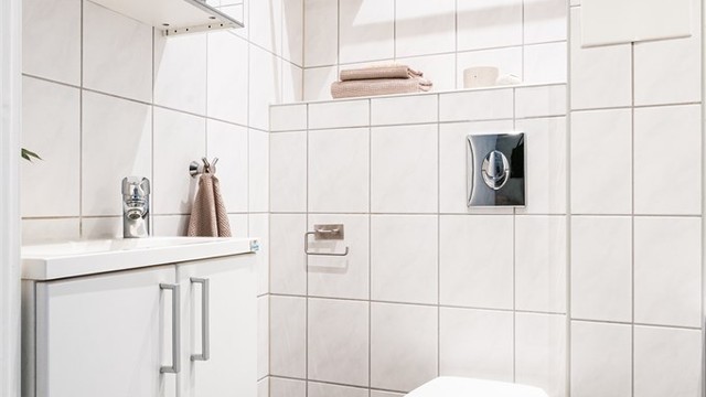 Her finner du varme i flisene på gulvet, flotte flislagte vegger, og downlights i himlingen som gir et stilfullt preg.