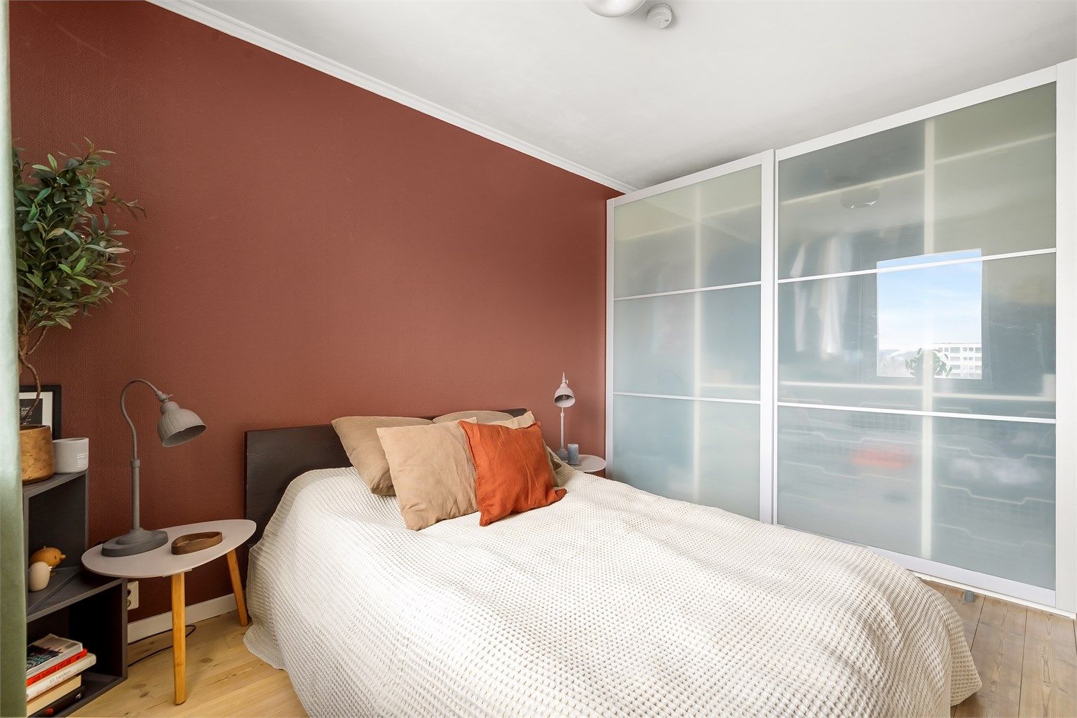 En stor garderobeløsning gir rikelig med oppbevaringsplass.