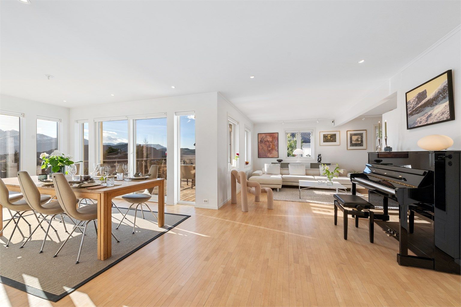 Lys og trivelig stue i åpen løsning mot kjøkkenet, et sosialt og luftig oppholdsrom med god plass til flere soner og sitteplasser 