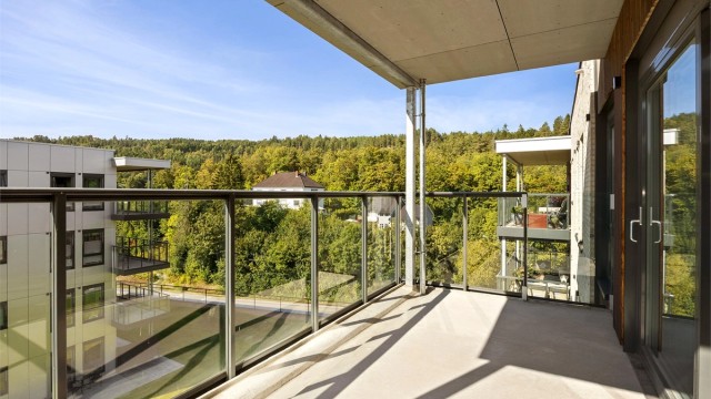 Balkongen er romslig og byr på godt med sol