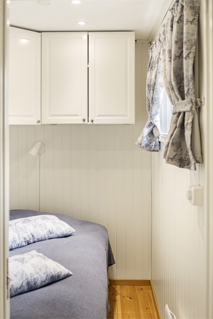 Rommet har innfelte downlights og malt trepanel på veggene.