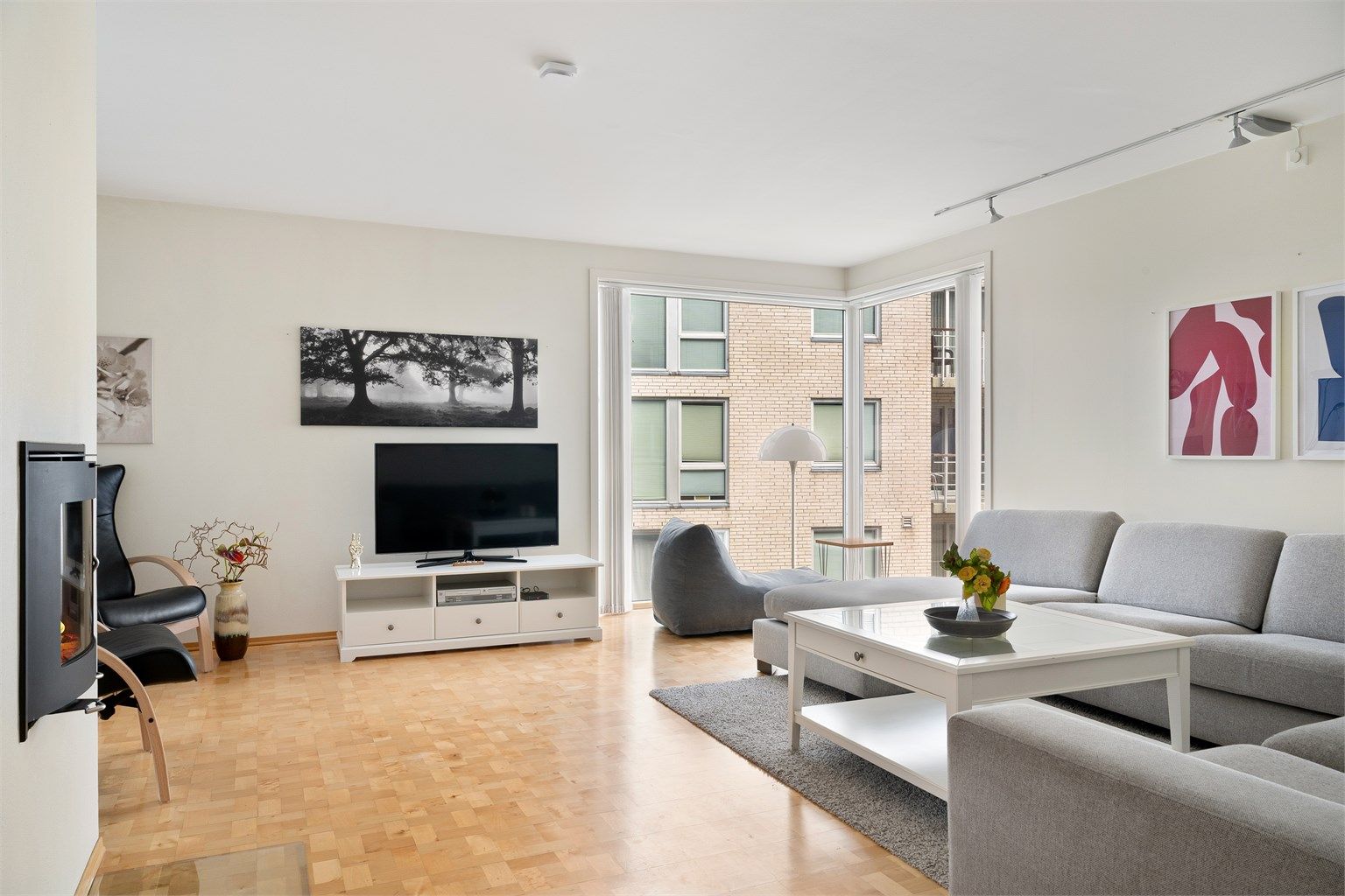 Romslig stue med sittekrok hvor en kan nyte sjøutsikt. 