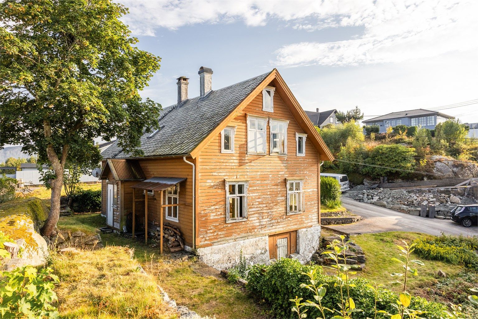 Boligen går over 2 etasjer. I tillegg har boligen et lite kjellerrom med utvendig adkomst.