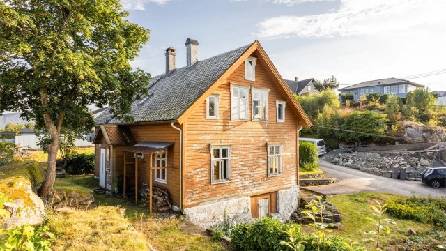 Boligen går over 2 etasjer. I tillegg har boligen et lite kjellerrom med utvendig adkomst.