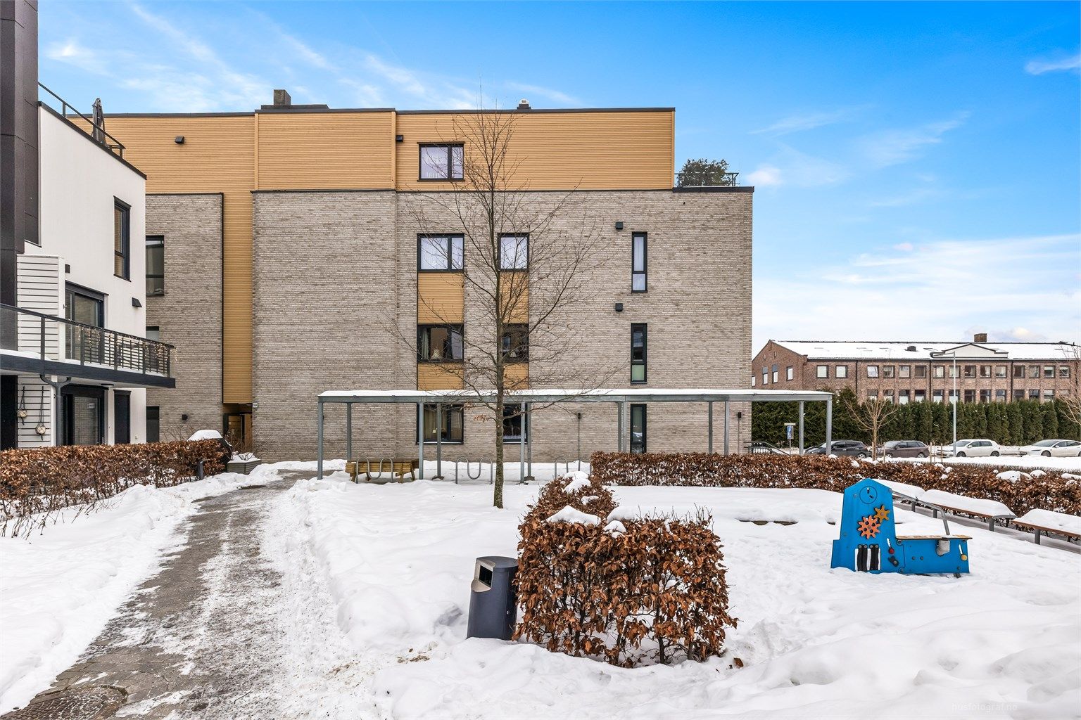 Hellelagt gangarealer mellom bygningene