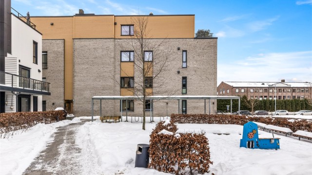 Hellelagt gangarealer mellom bygningene