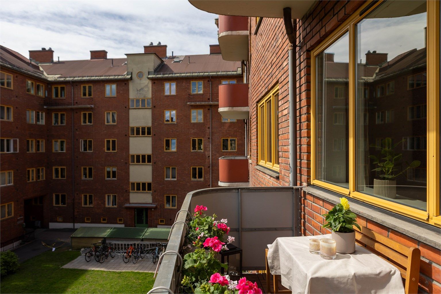 Leiligheten har en gjennomgående planløsning og vender mot en stille og grønn bakgård, skjermet fra byens puls.