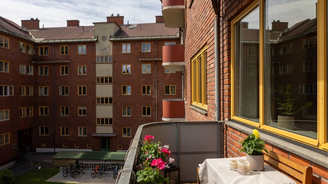 Leiligheten har en gjennomgående planløsning og vender mot en stille og grønn bakgård, skjermet fra byens puls.