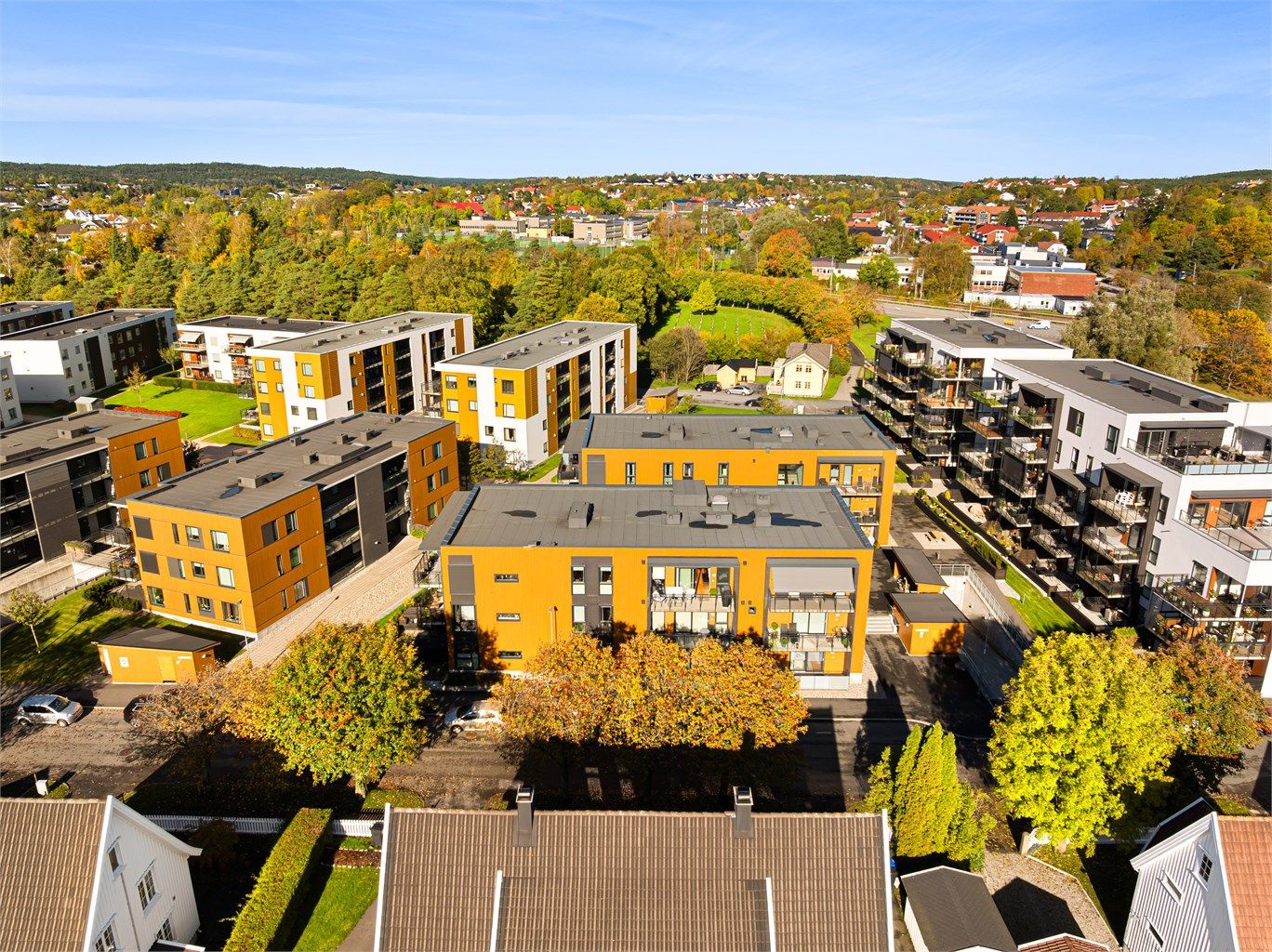 Med heisen kan du ta deg enkelt og tørrskodd til og fra både bilen og boden i garasjeanlegget