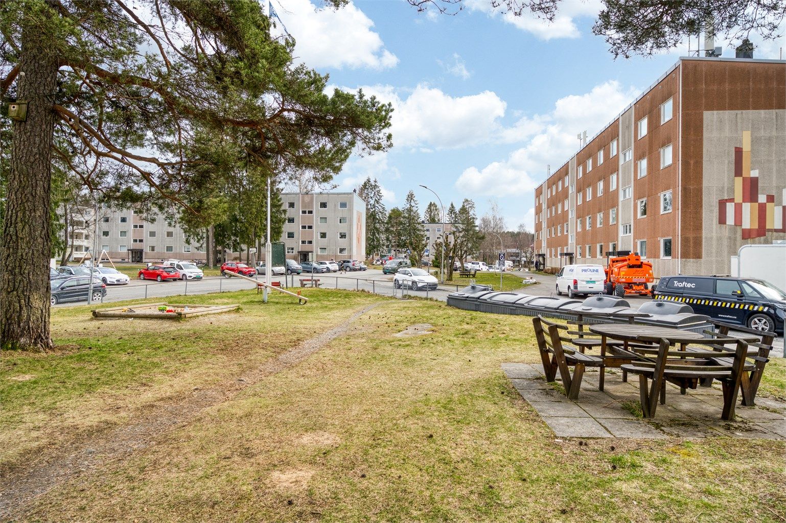 Borettslagets fellesarealer er pent opparbeidet. Bøler Senter og T-banestasjon ligger kun 9 minutters gange unna.