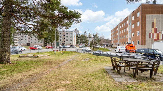 Borettslagets fellesarealer er pent opparbeidet. Bøler Senter og T-banestasjon ligger kun 9 minutters gange unna.