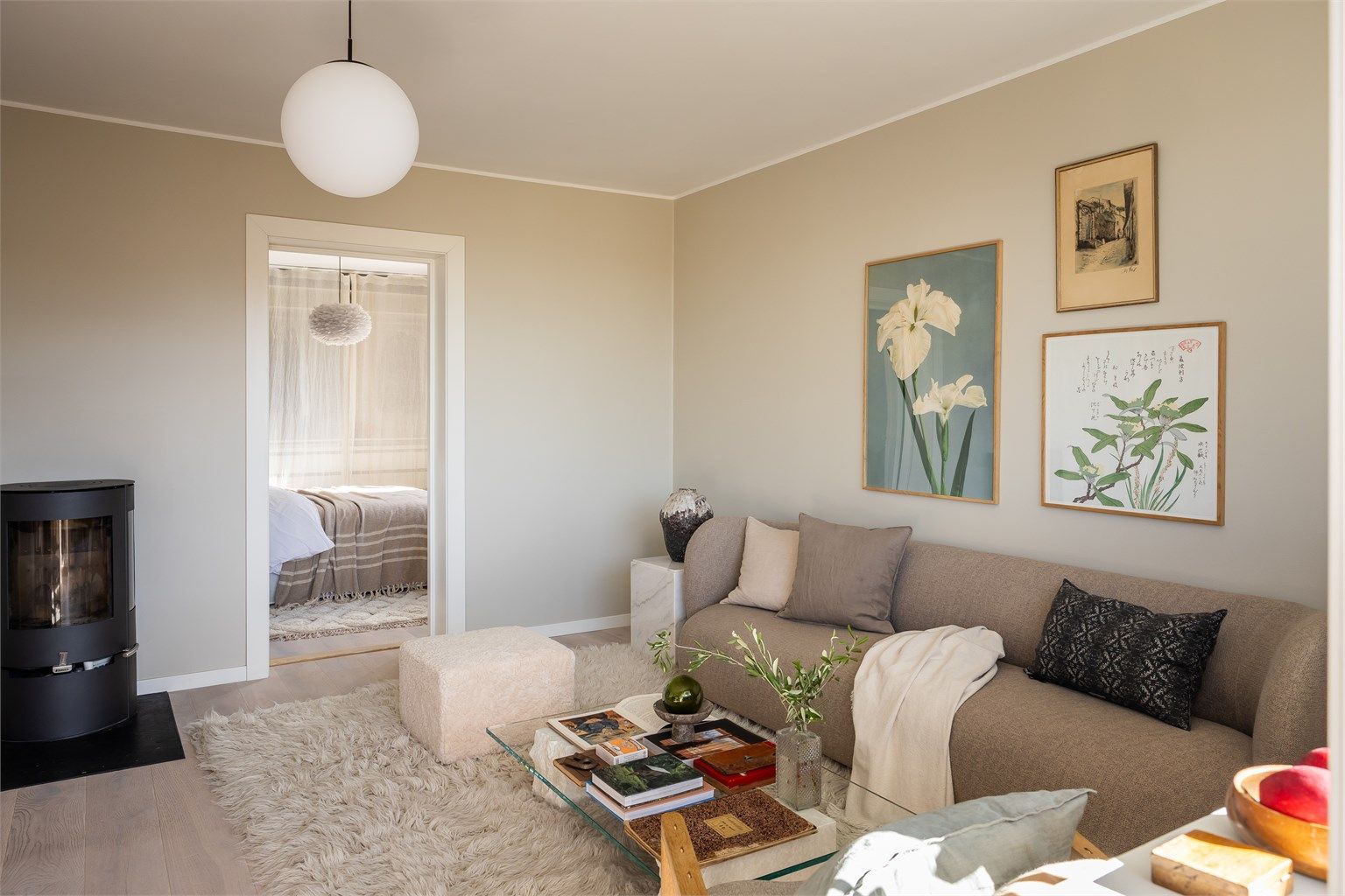 Rommet er som resten av leiligheten holdt i en nøytral og tidløs nyanse. 