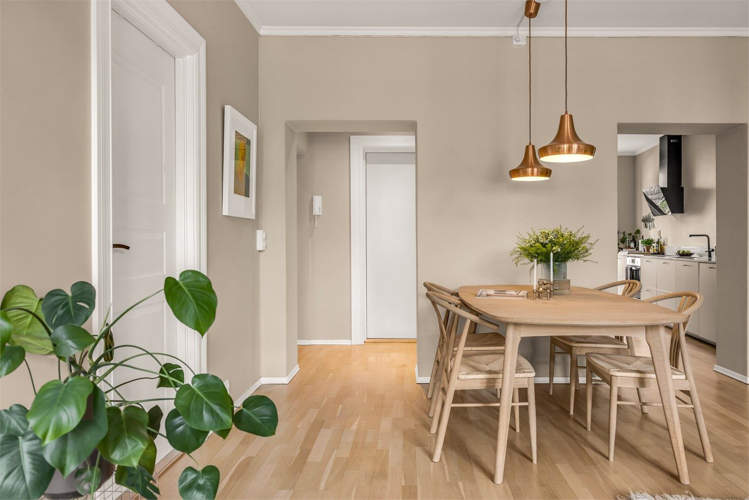 Det er god plass til stort spisebord og hyggelige måltider i det store oppholdsrommet.