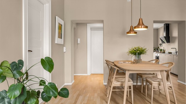 Det er god plass til stort spisebord og hyggelige måltider i det store oppholdsrommet.