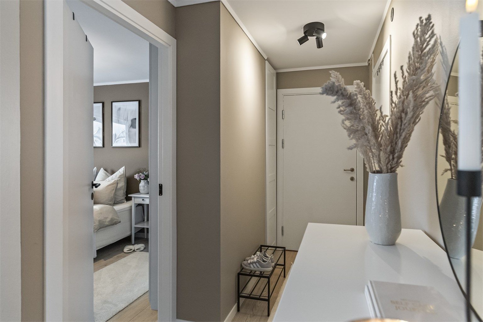 Skap i entreen. Velkommen inn!