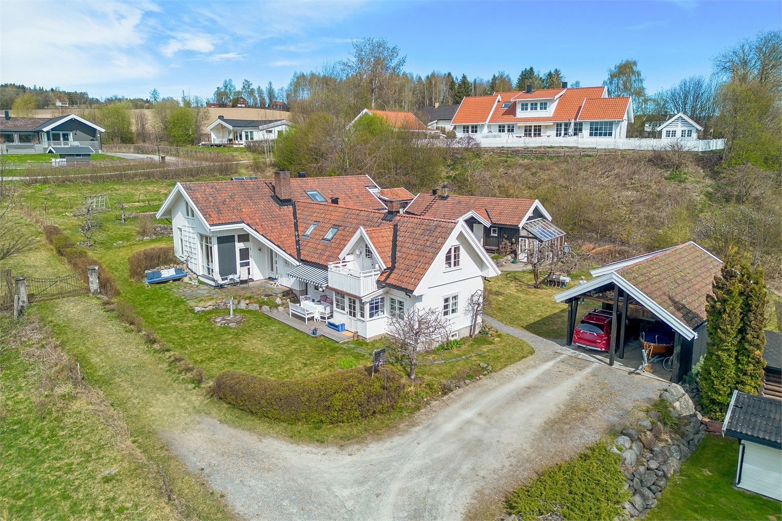 Materialvalg og utførelse bærer preg av solid håndverk og bruk av naturlige materialer som tre, stein og tegl.