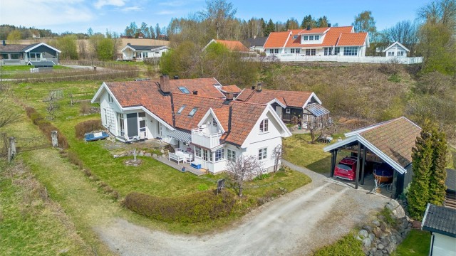 Materialvalg og utførelse bærer preg av solid håndverk og bruk av naturlige materialer som tre, stein og tegl.