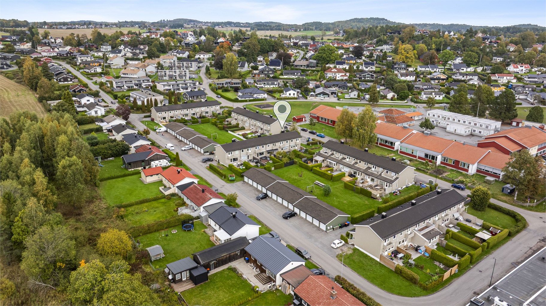 Sameiets store uteområder gir rikelig med boltreplass for barna og legger til rette for lek, sosialt samvær og trygge omgivelser. Dette er et perfekt sted for barn å vokse opp, med grønne arealer, lekeplasser og mange andre barnefamilier i nærmiljøet.