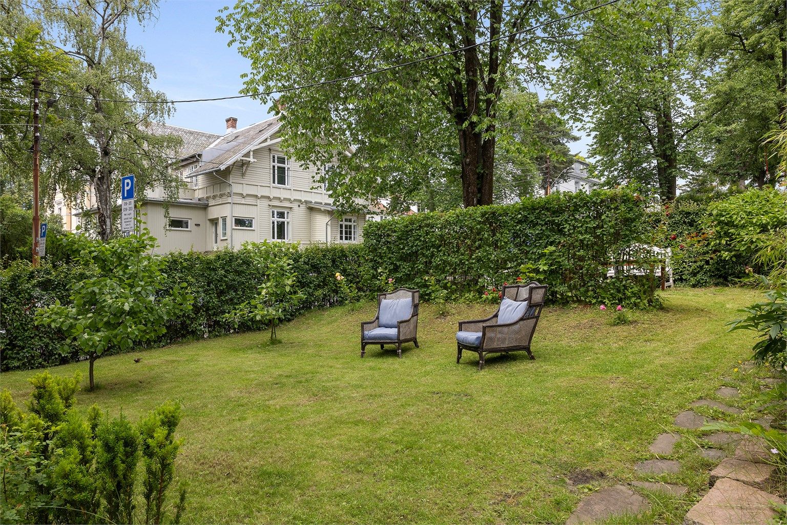 Privat og stor hage med plass til utemøblement og grill. Perfekt for sosiale sammenkomster.