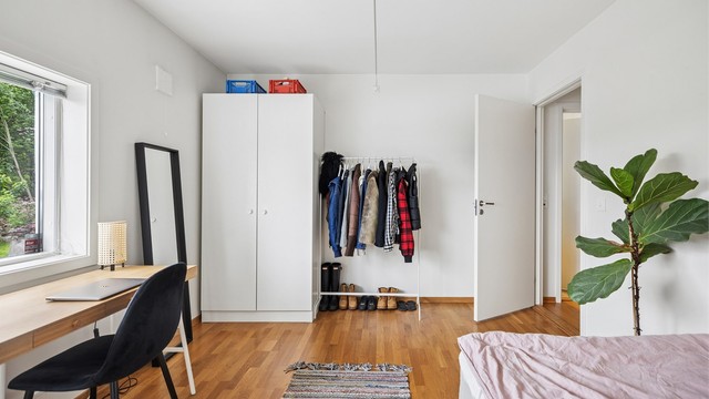 Soverom 1 er romslig og innbydende, med praktisk garderobeskap og god plass til dobbeltseng samt øvrig møblering.