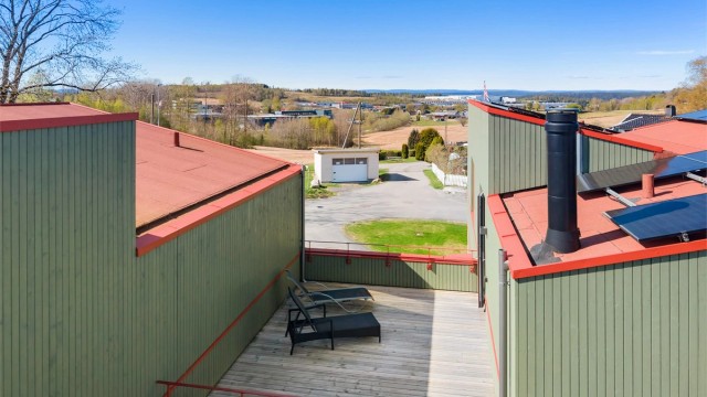 Utsikt fra takterrassen mot de grønne omgivelsene.