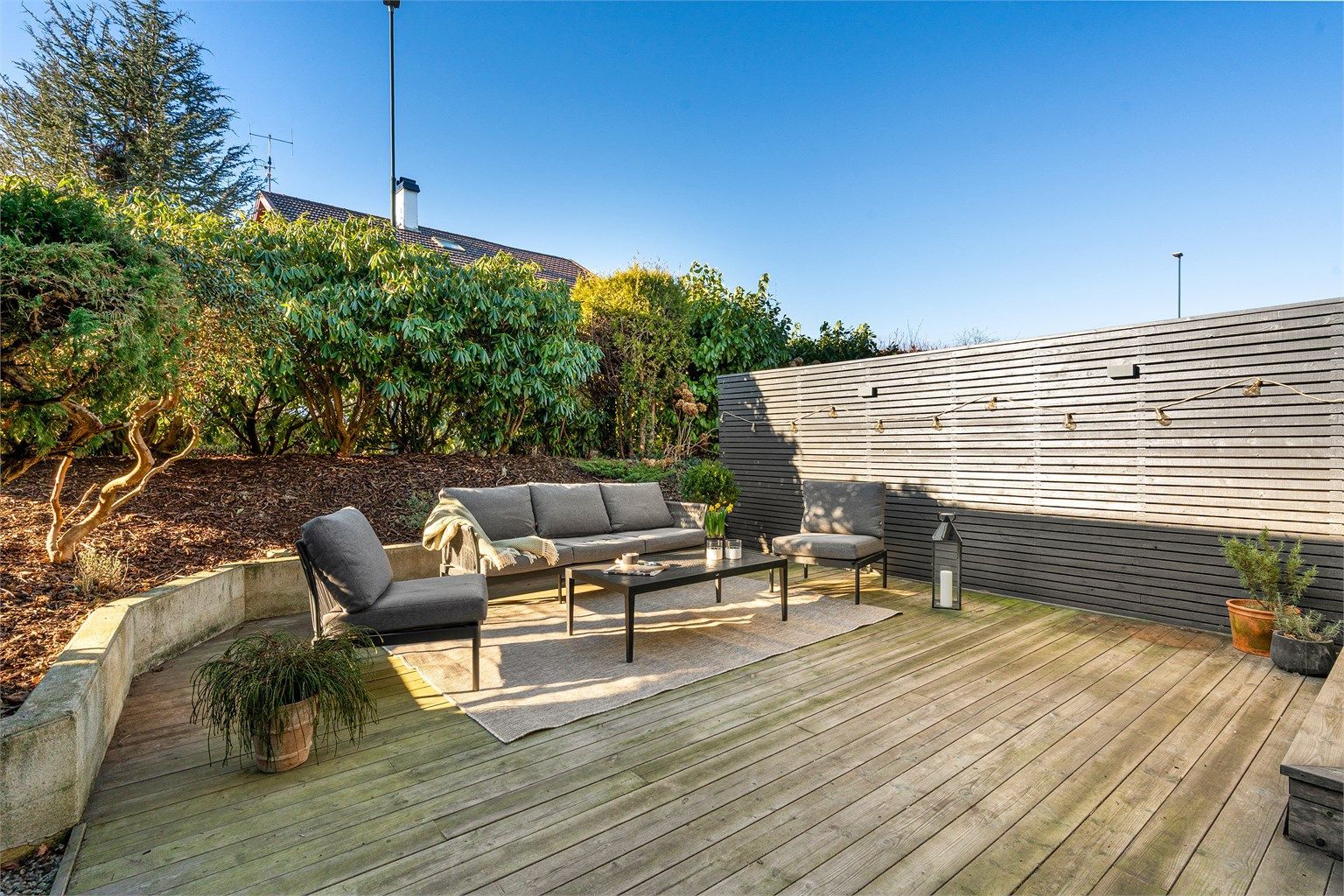 Boligen ligger i en rolig gate, med lite gjennomgangstrafikk. 