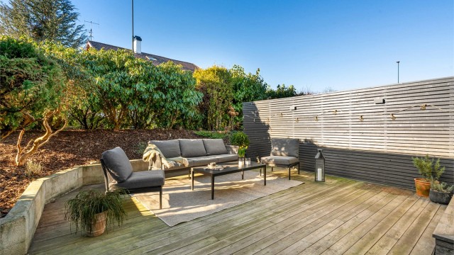 Boligen ligger i en rolig gate, med lite gjennomgangstrafikk.