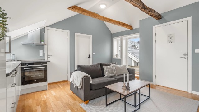 Stue og kjøkken i en åpen løsning og tøffe bjelker i tak