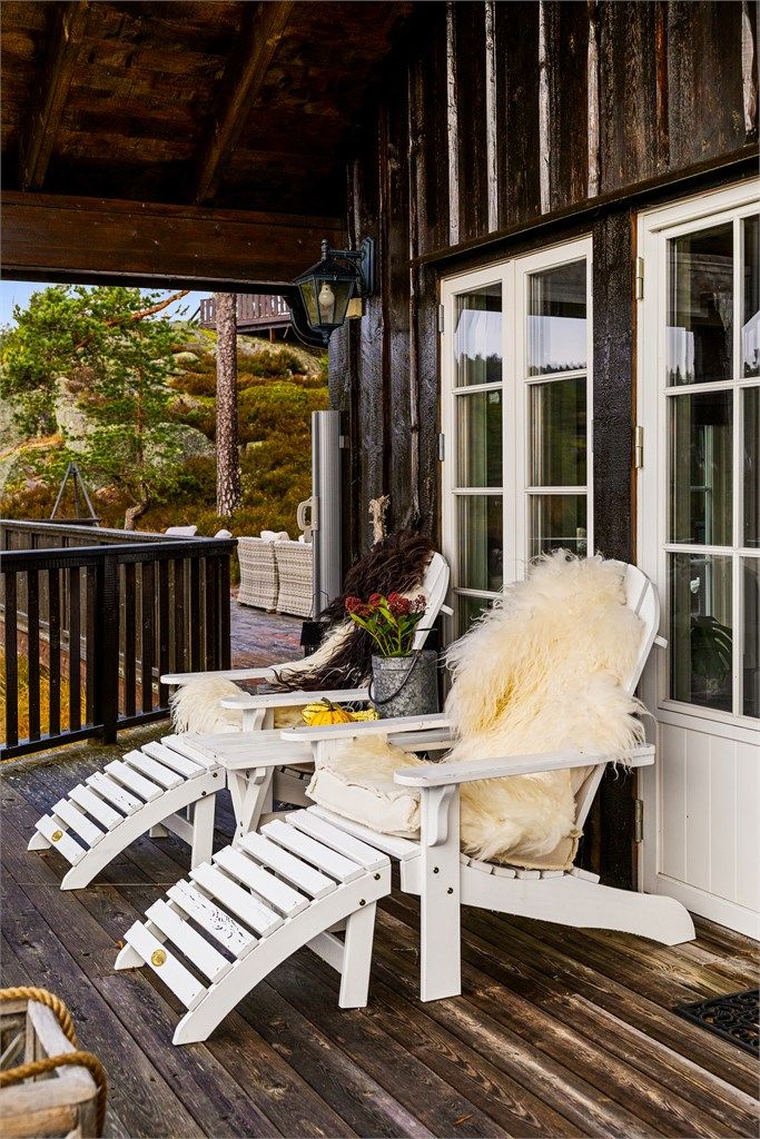 På hytta er det lov å slappe av og bare nyte natur og utsikt en stund.