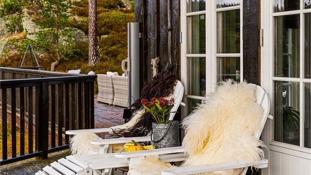 På hytta er det lov å slappe av og bare nyte natur og utsikt en stund.