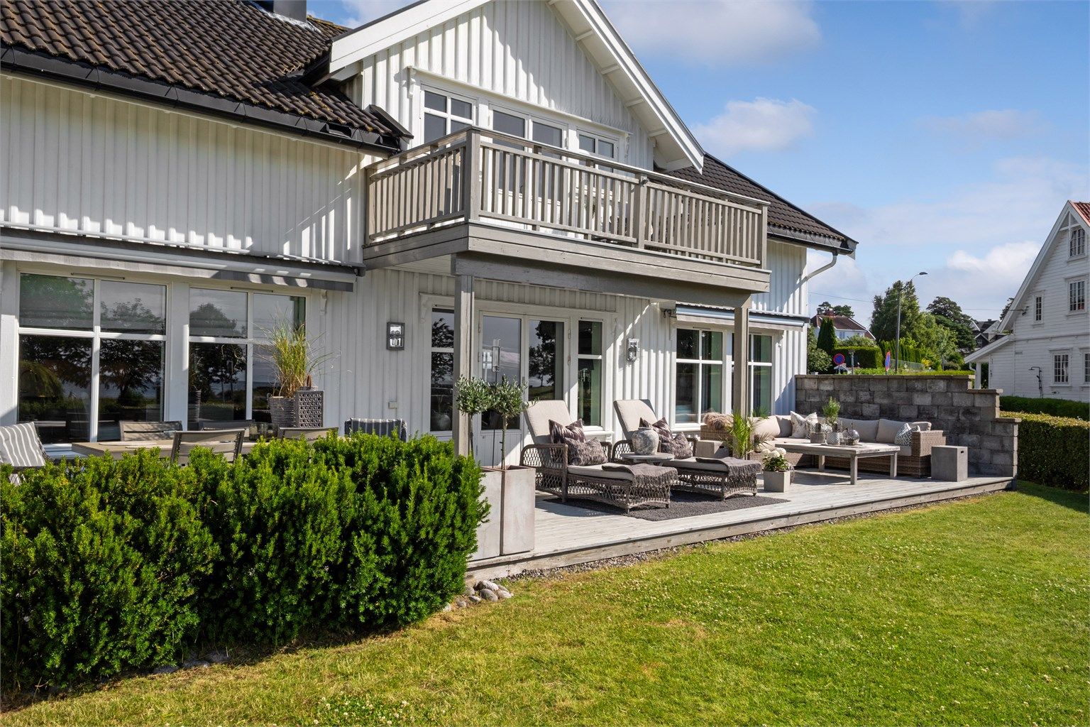 Terrassen er sydvestvendt og delvis overbygget, der man enkelt flytter seg etter solen gjennom dagen.