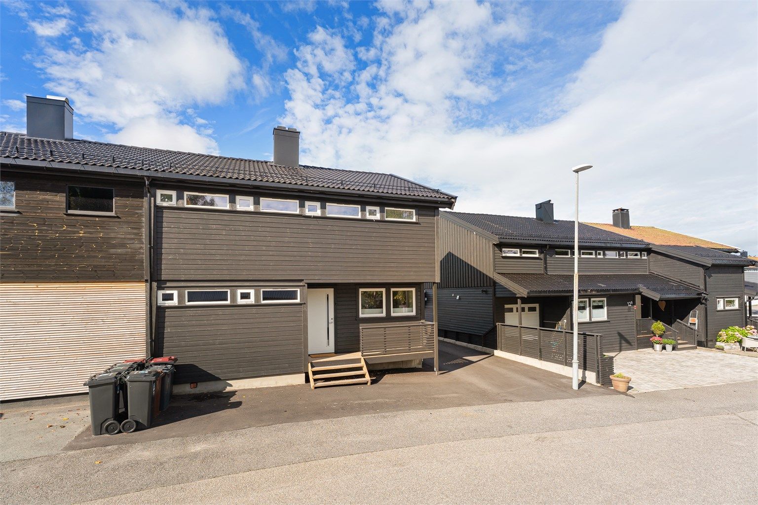 Et påkostet og innbydende enderekkehus i et svært barnevennlig nabolag. 