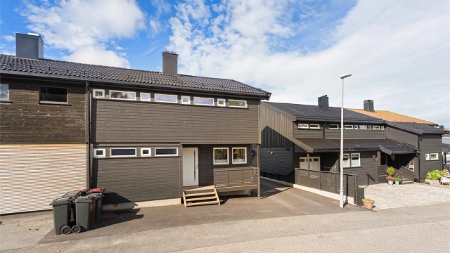 Et påkostet og innbydende enderekkehus i et svært barnevennlig nabolag.
