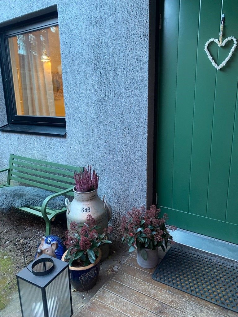 Inngangsparti med hyggelig uteplass.