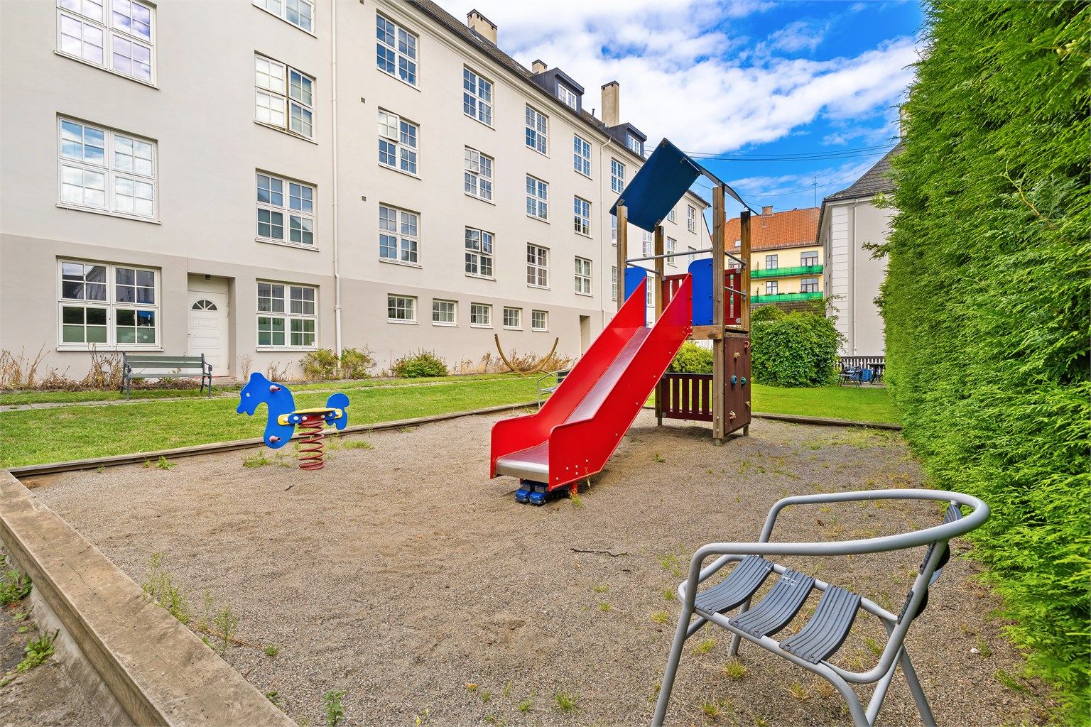På de koselige fellesarealene er det opparbeidet med plener og beplatning samt en hyggelig lekeplass for de minste. 
Foto: Digit Media AS v/Jørgen Sørebø