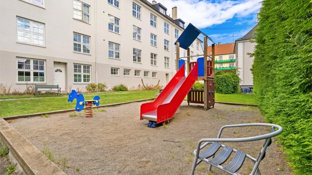 På de koselige fellesarealene er det opparbeidet med plener og beplatning samt en hyggelig lekeplass for de minste.
Foto: Digit Media AS v/Jørgen Sørebø