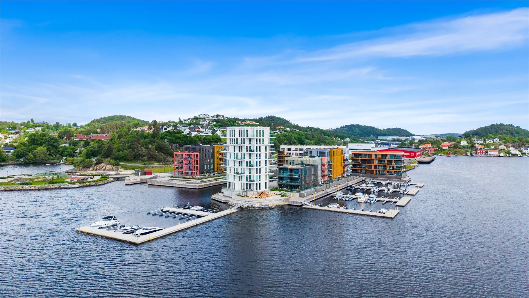Oversikt over Vindholmen, en moderne bydel bygget ut med boliger og marina.