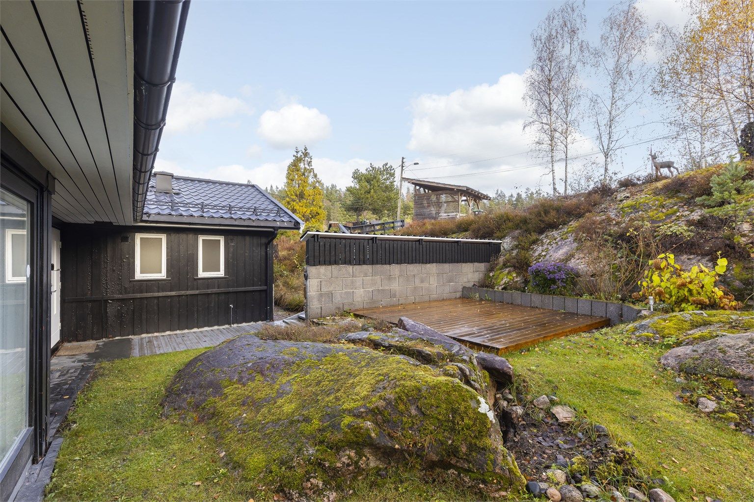 Opparbeidet naturtomt med blant annet platting